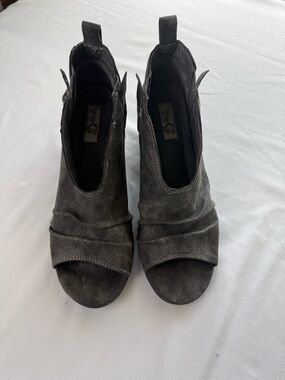 Very G Charcoal Gray Suede Open Toe Mule Booties Size 8.5